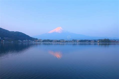 Mount Fuji sunrise stock photo. Image of capped, fujihakoneizu - 35020524