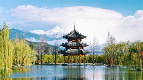 Banyan Tree Lijiang Resort is a spa resort located near the Lijiang Airport with a unique design ...