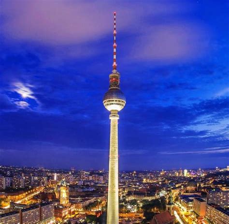 Besucher feiern den Berliner Fernsehturm - WELT