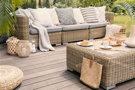 Lounge aus Polyrattan im Garten, dekoriert mit Kissen | Korb & Rattan Andree Petrak