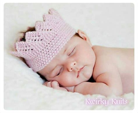 Baby crown photo prop knitted. 0-3 months. Newborn. | Baby crown, Baby knitting, New baby gifts