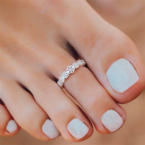 Daisy Toe Ring | Toe ring designs, Silver toe rings, Leg finger ring