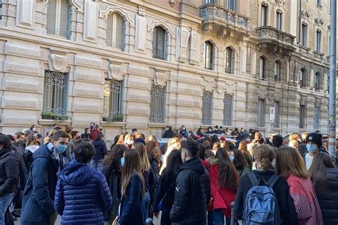 Milano, terminata l'occupazione al liceo classico Manzoni, i genitori: "Orgogliosi di loro"