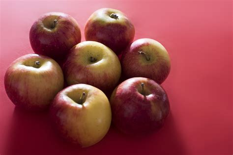 Free Image of Huddled bright red apples | Freebie.Photography