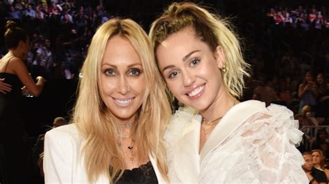 Who Did Miley Cyrus’ Mom, Tish Cyrus, Marry? The Relationship Timeline ...