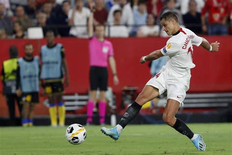 Mexican goal-scoring star Chicharito signs with LA Galaxy