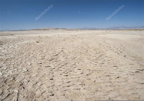 Barren desert landscape in hot climate — Stock Photo © paulvinten #44013411