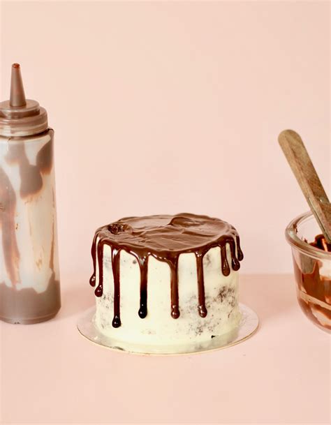 HOW TO MAKE CHOCOLATE DRIZZLE ON A CAKE - What Sarah Bakes