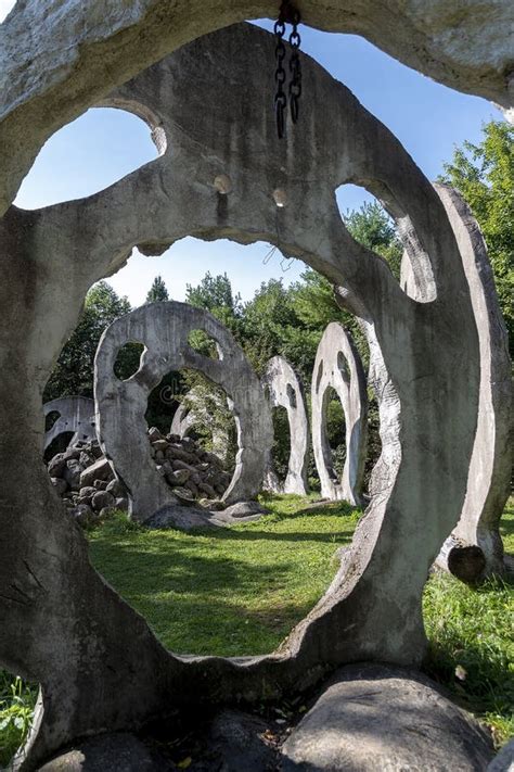 Screaming Heads Sculpture Garden in Ontario Editorial Stock Image ...