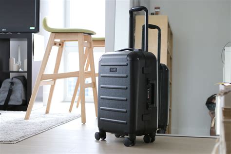 This Suitcase Has a Built-In Shelf So That Packing Is a Breeze ...