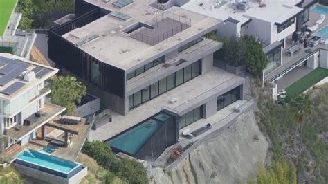 $2B Powerball winner Edwin Castro buys $22.5M Hollywood Hills mansion ...