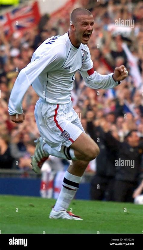 David beckham free kick greece hi-res stock photography and images - Alamy