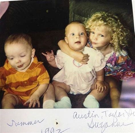 (R - L) 1992, Taylor Swift with sister Suzanne and brother Austin Taylor Swift Childhood, Young ...