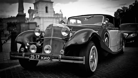 Download 4k Vintage Car In Black And White Wallpaper | Wallpapers.com