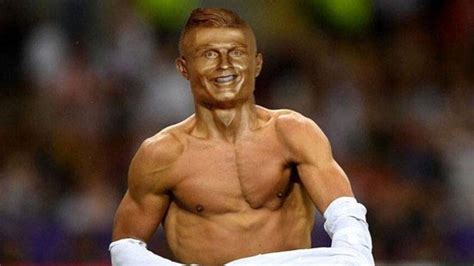 The best "memes" of the unrecognizable bust of Cristiano