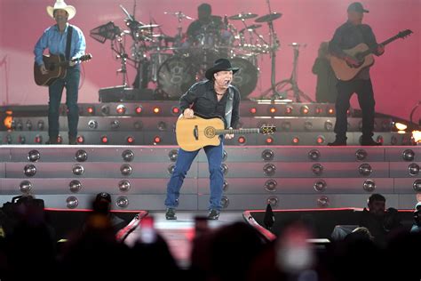 Garth Brooks thrills fans at long-awaited Dublin concert | The Independent