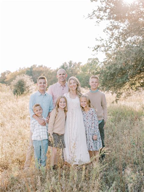 Lovely Family of 7 Outdoor Portrait Session | Grapevine, TX | Family picture poses, Big family ...