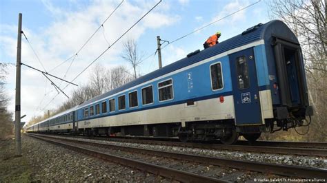 Sealdah Rajdhani express locomotive engine collides with hydra crane ...