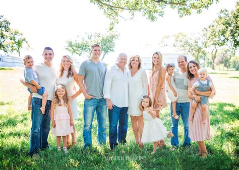 Extended Family Photo Session // 5 People or More // Large Family Pose Large Extended Family in ...