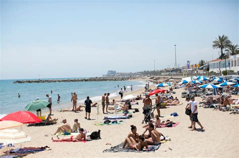 Populated Beaches of Sitges Spain - Entouriste