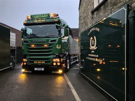 Crane lorry hire - F.G.Bond & Son