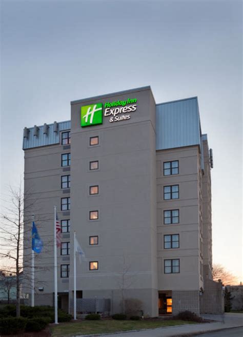 Photos: Holiday Inn Express Hotel & Suites Cambridge | Budget Travel