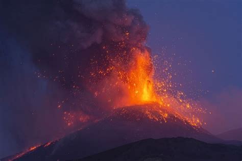 Po troch týždňoch je sicílska sopka Etna znova aktívna - Svet SME