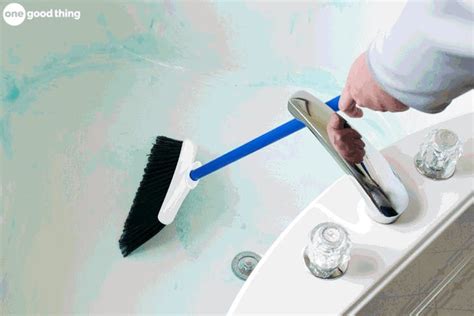 This Strange Bathtub Cleaning Hack Is So Simple, We Wish We Thought Of ...