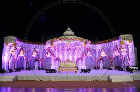 Share more than 78 reception stage decoration with flowers super hot ...