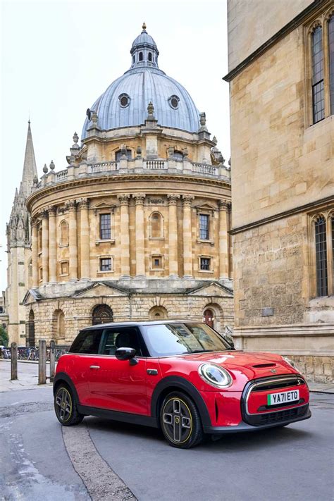 MINI Cooper SE in Oxford (06/2023).