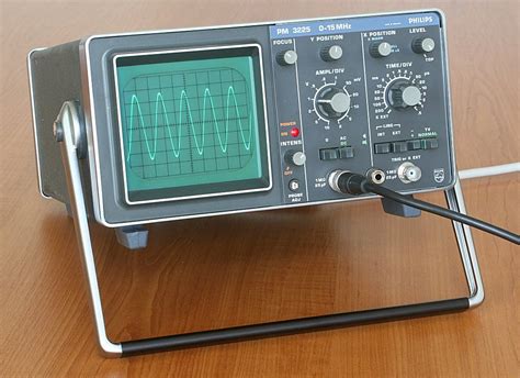 PM3225, a small 1-channel portable CRT oscilloscope from Philips | Radio design, Old technology ...