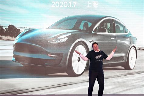 Elon Musk busts out dazzlingly awkward dance moves at Tesla event