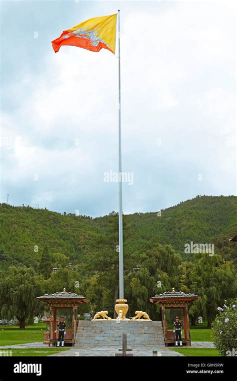 Bhutanese flag and sentinel, Tashichho Dzong, Buddhistic monastery ...