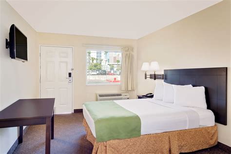 Howard Johnson by Wyndham Las Vegas near the Strip | Las Vegas, NV Hotels