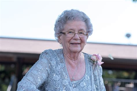 92-year-old grandma shines as flower girl in granddaughter's wedding ...