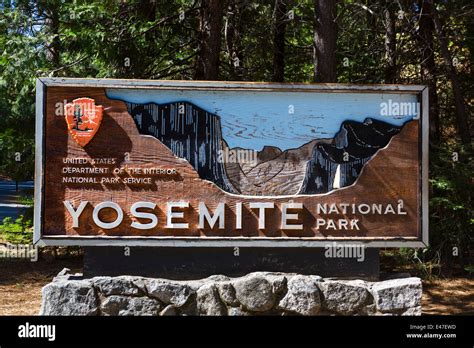 Entrance sign to Yosemite National Park, Sierra Nevada, Northern ...