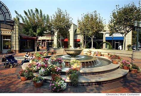 Walnut Creek: Plaza's boutiques help shoppers think outside the Square