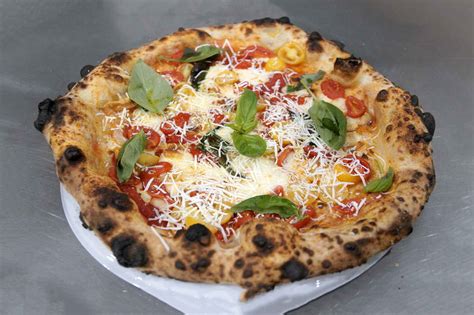 Pizza Napoletana Fatta In Casa Ricetta E Trucchi Per Un Impasto | Hot ...