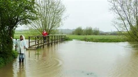 Ten flood alerts issued in Oxfordshire after heavy rain - BBC News