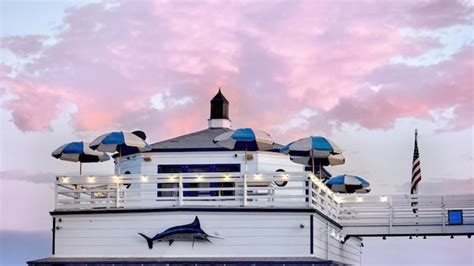 Premium Photo | Pier with shops and restaurants in malibu, usa