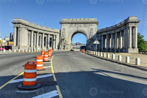 The triumphal arch and colonnade at the Manhattan entrance of the ...