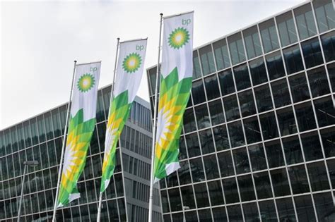 BP Sticks with Murray Auchincloss as CEO, Continues Shift from Oil ...