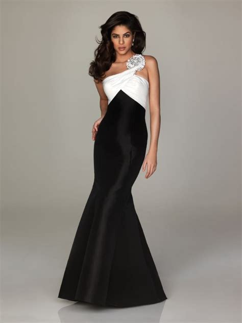 I know, formal, but looking so fabulous!!! | Black and white prom dresses, Elegant dresses ...