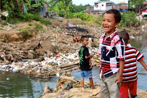 Watch the documentary on how floods caused by climate change affect Jakarta’s slums - LifeGate