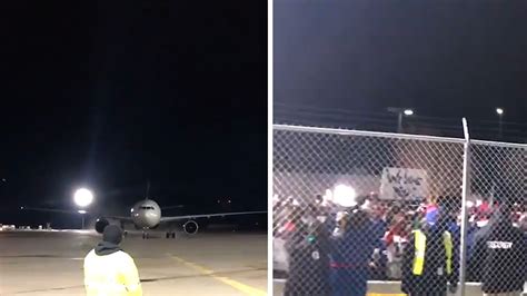 Bills Mafia Fans Brave Freezing Cold To Greet Team In Buffalo After AFC ...