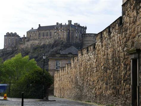 Edinburgh: Old Town History and Tales Walking Tour | GetYourGuide