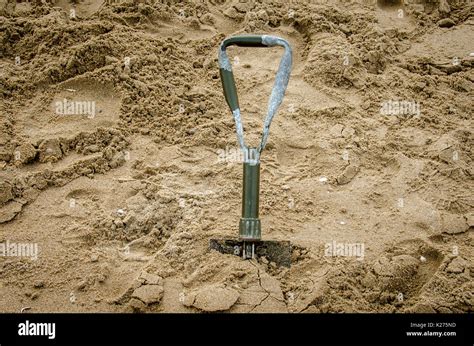 Shovel in the sand on the beach Stock Photo - Alamy