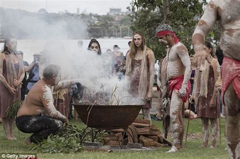 Ancient Aboriginal smoking ceremony held in Sydney | Daily Mail Online