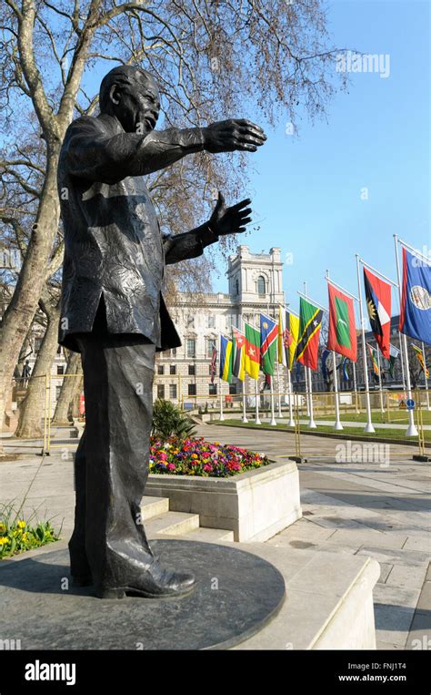 Mandela statue london hi-res stock photography and images - Alamy