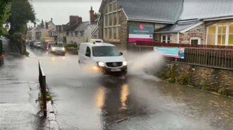 Thunderstorms cause flash-flooding in Devon - BBC News